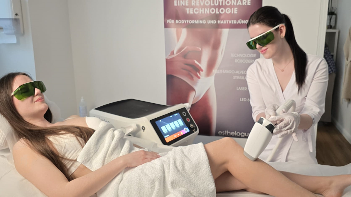 Laser-Haarentfernung an den Beinen bei einer Frau im Kosmetikstudio