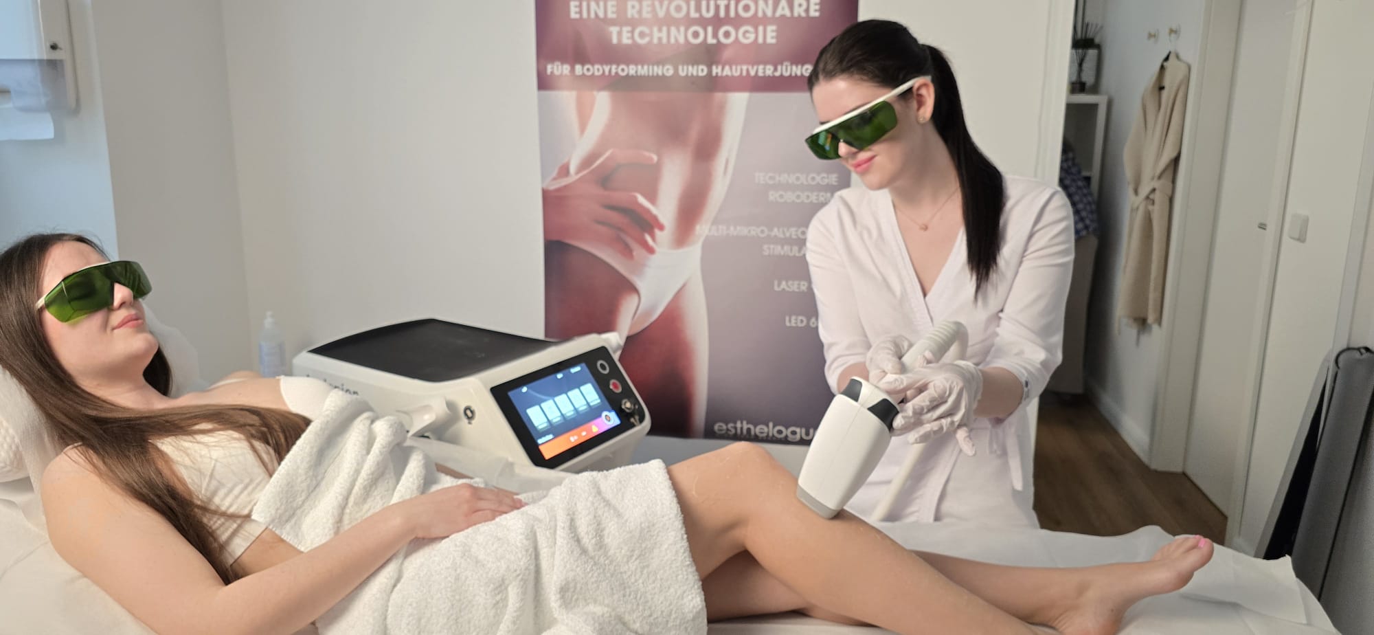 Laser-Haarentfernung an den Beinen bei einer Frau im Kosmetikstudio